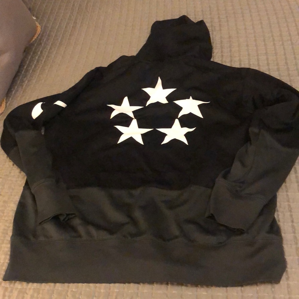 Men’s grey/black sweatshirt